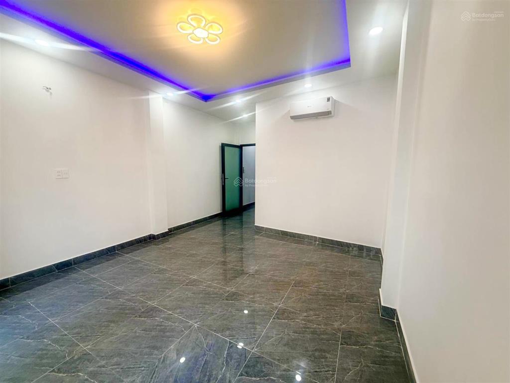 Sát dương quảng hàm đường vào 8m, mặt tiền nhà gần 4m nhà 5 tầng mới đẹp, giá 7.8 tỷ cực hiếm