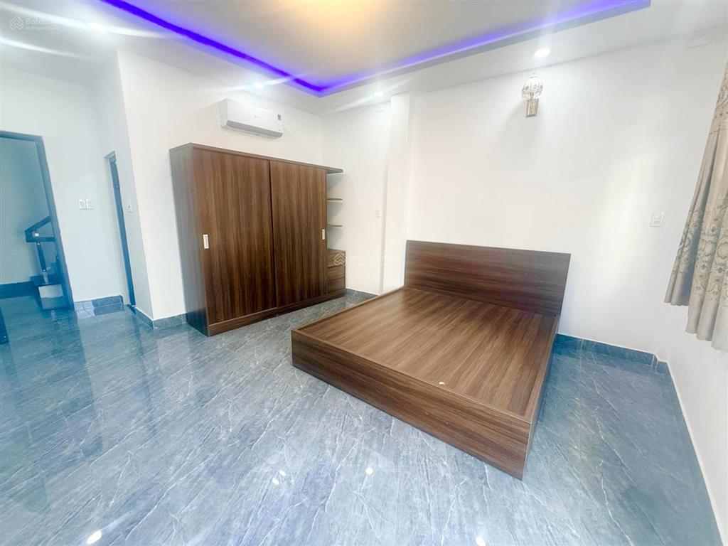 Sát dương quảng hàm đường vào 8m, mặt tiền nhà gần 4m nhà 5 tầng mới đẹp, giá 7.8 tỷ cực hiếm