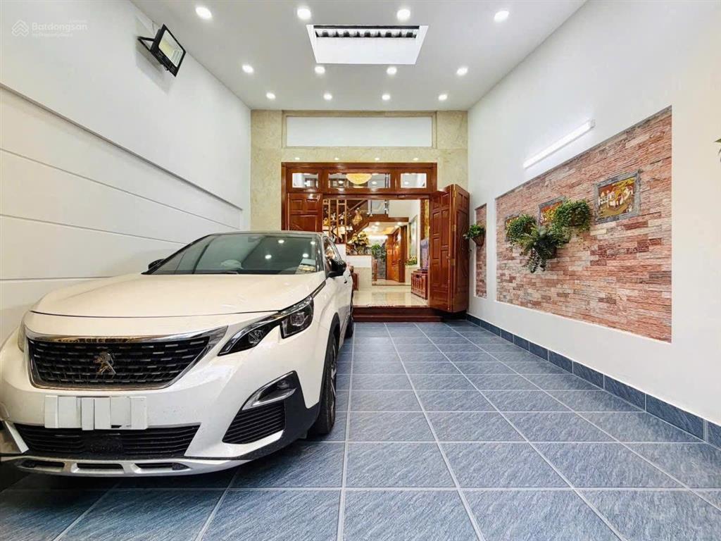 Dì sáu về quê bán căn nhà đường ký hoà  q5  dt 81m2  gần bv đh y dược  thuê 24tr/tháng