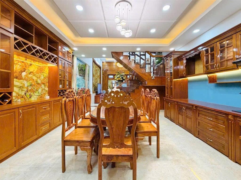 Dì sáu về quê bán căn nhà đường ký hoà  q5  dt 81m2  gần bv đh y dược  thuê 24tr/tháng