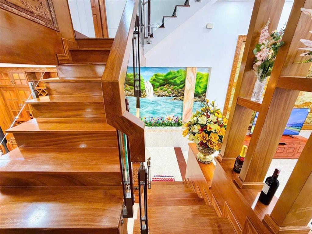 Dì sáu về quê bán căn nhà đường ký hoà  q5  dt 81m2  gần bv đh y dược  thuê 24tr/tháng