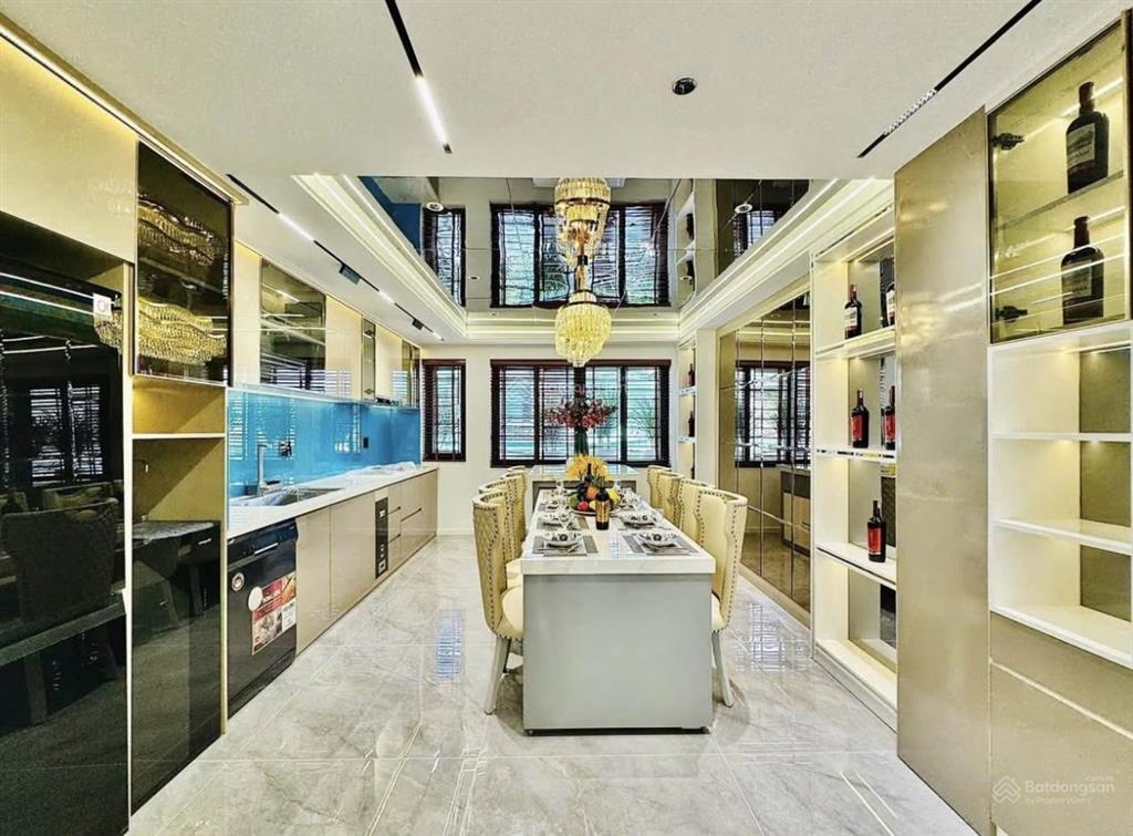 Bán nhanh nhà ngay đh văn lang  full nội thất có sẵn  giá 6,75tỷ/80m2  dòng tiền 32tr/tháng