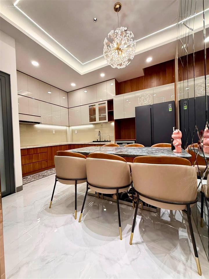 Cần bàn nhà phố có thang máy đường huỳnh văn bánh, phú nhuận  giá 7,12tỷ/67,5m2  thuê 22tr/tháng