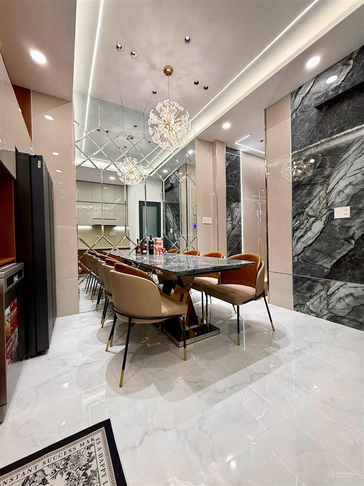 Cần bàn nhà phố có thang máy đường huỳnh văn bánh, phú nhuận  giá 7,12tỷ/67,5m2  thuê 22tr/tháng