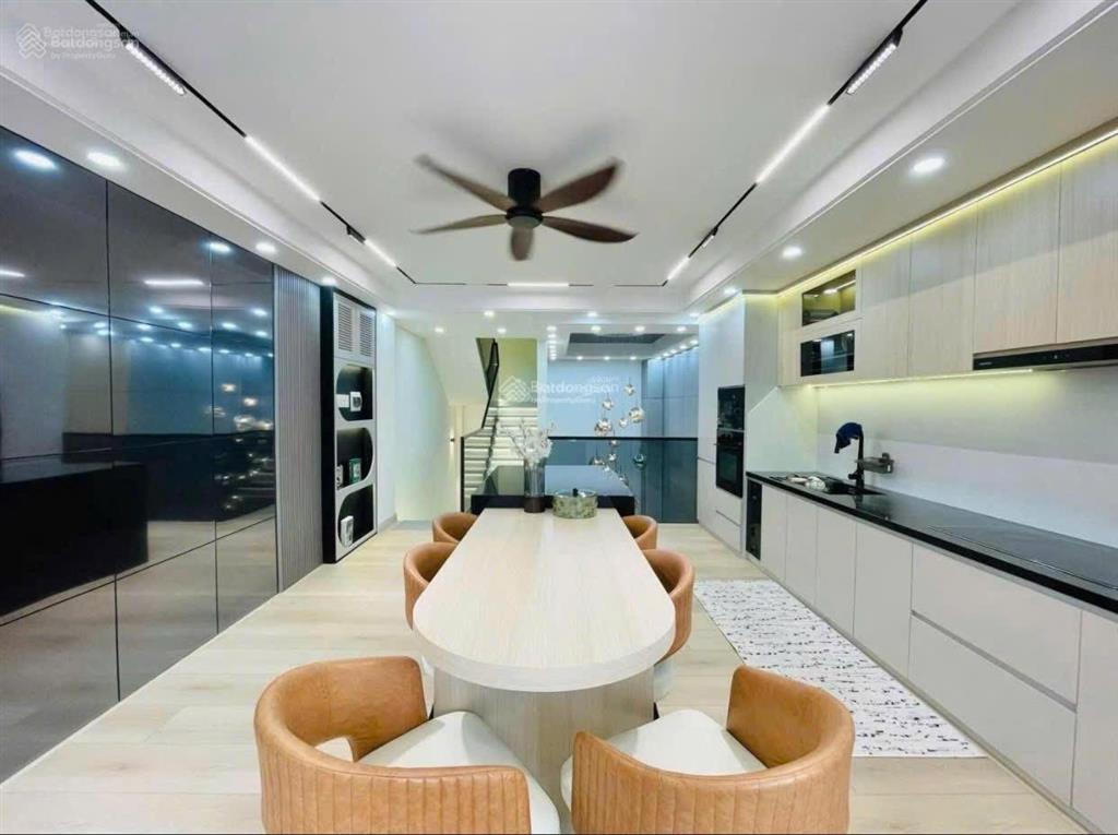 Chính chủ cần bán nhà diện tích lớn 108m2 đường nguyễn hiền, phường 4, quận 3. sổ sẵn