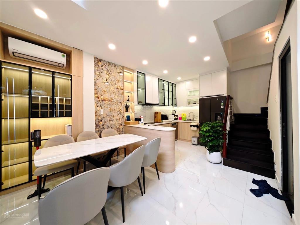 Bán gấp nhà đường nguyễn đình chiểu, quận 3. dt 65,25m2. sổ hồng riêng