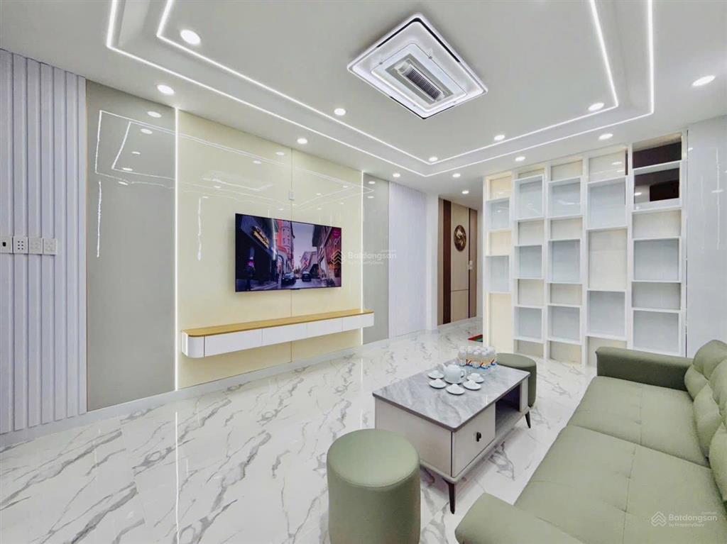 Gần tết cô chú chủ nhà kẹt tiền bán gấp nhà cách mạng tháng 8, quận 3. dt 65m2. sổ sẵn