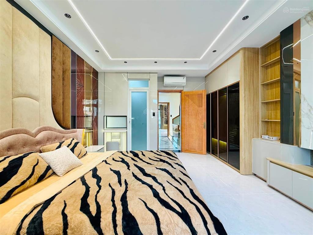 Tôi chủ nhà cần bán nhà nguyễn tri phương, p8, quận 10. giá 6tỷ450/69m2. sổ hồng riêng.