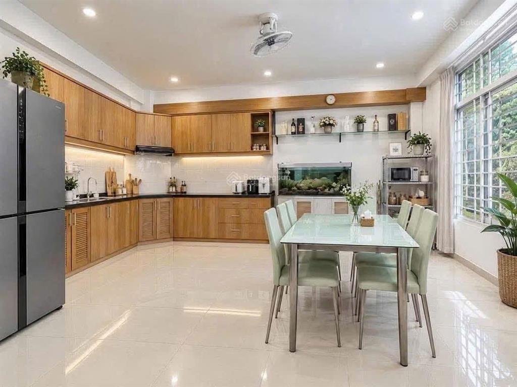 Cô nga cần vốn làm ăn bán nhà trên đường phạm ngọc thạch,p6, quận 3.giá 7tỷ580/70,5m2.sổ hồng riêng