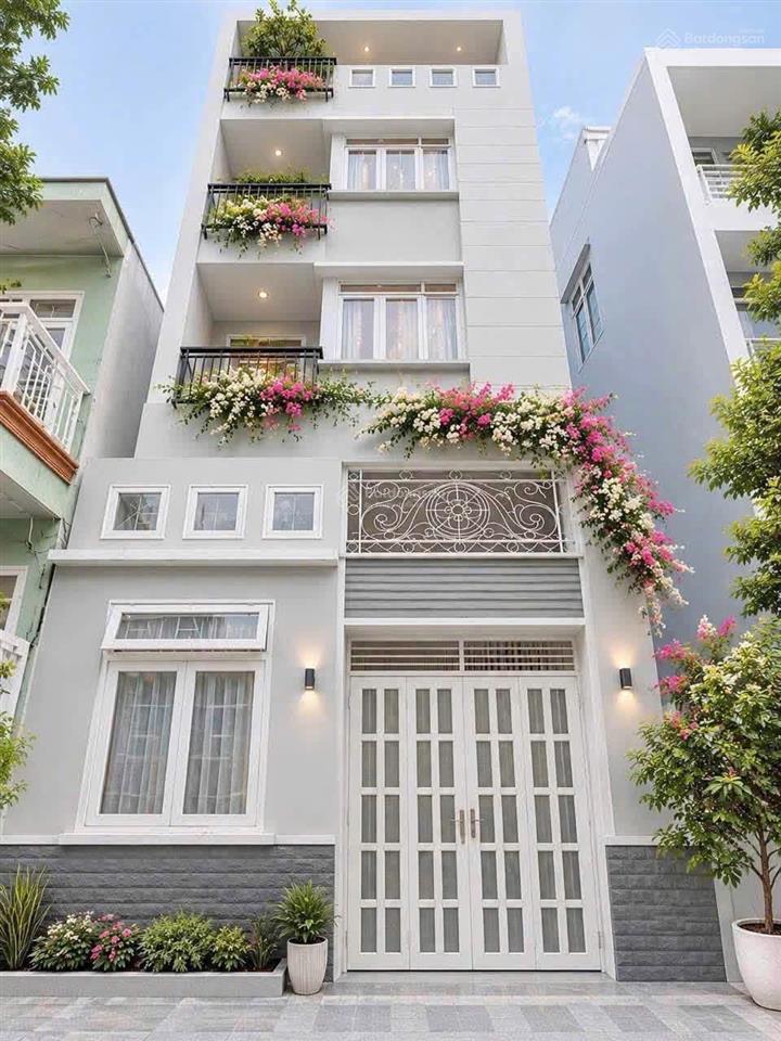 Cô nga cần vốn làm ăn bán nhà trên đường phạm ngọc thạch,p6, quận 3.giá 7tỷ580/70,5m2.sổ hồng riêng