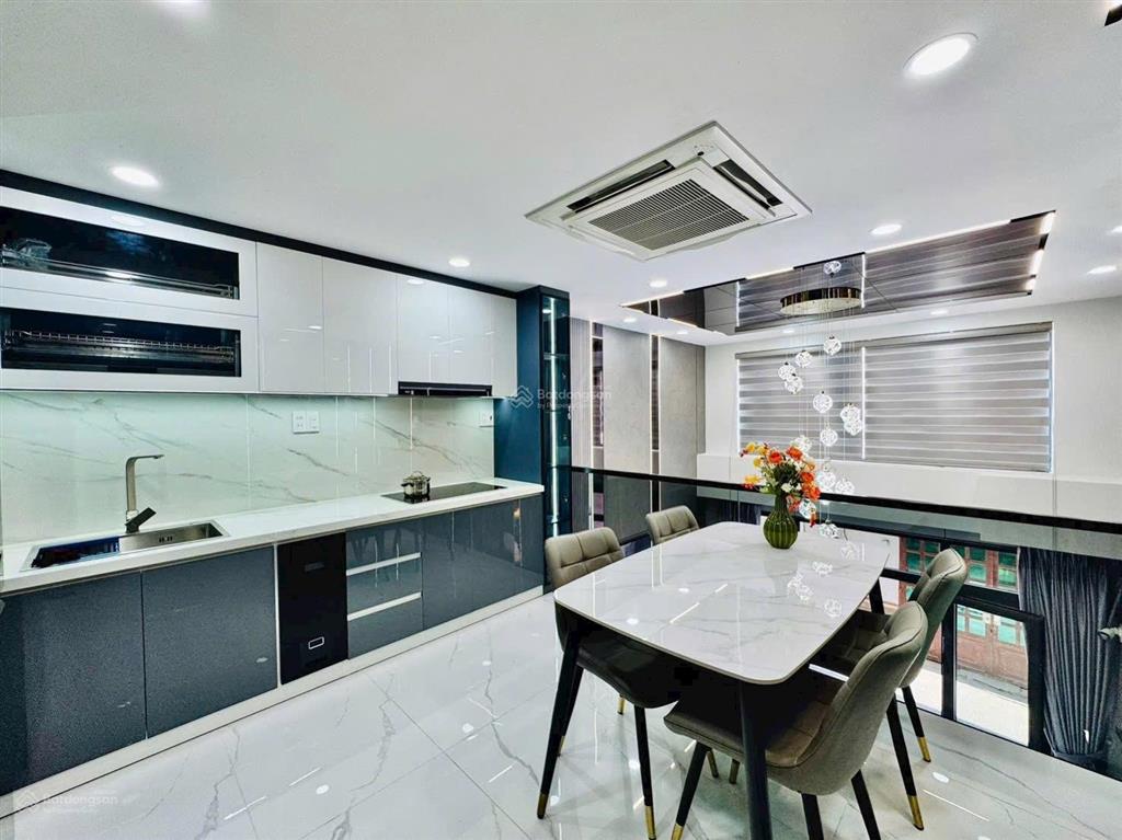Cách mtđ chỉ 30m  nhà cách mạng tháng 8, quận 10. với dt lên đến 80m2 mà giá chỉ 5 tỷ 860!