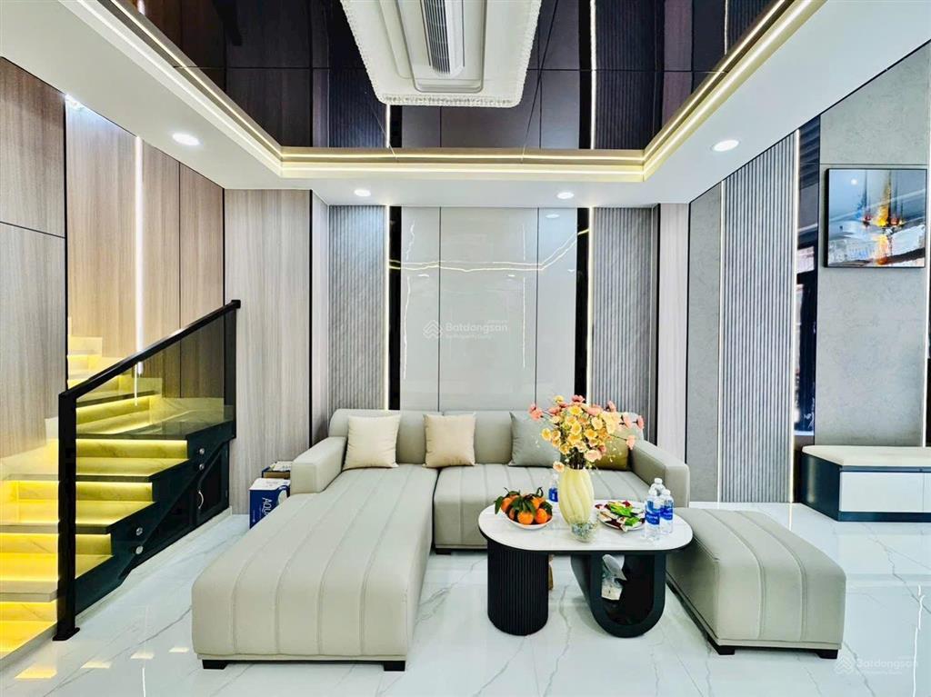 Cách mtđ chỉ 30m  nhà cách mạng tháng 8, quận 10. với dt lên đến 80m2 mà giá chỉ 5 tỷ 860!