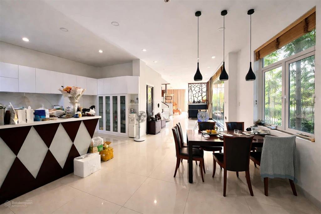 Ngộp!!duy nhất 1 căn biệt thự nằm ngay trung tâm quận 2  thảo điền mà giá chỉ 12tỷ/180m2, sổ sẵn!
