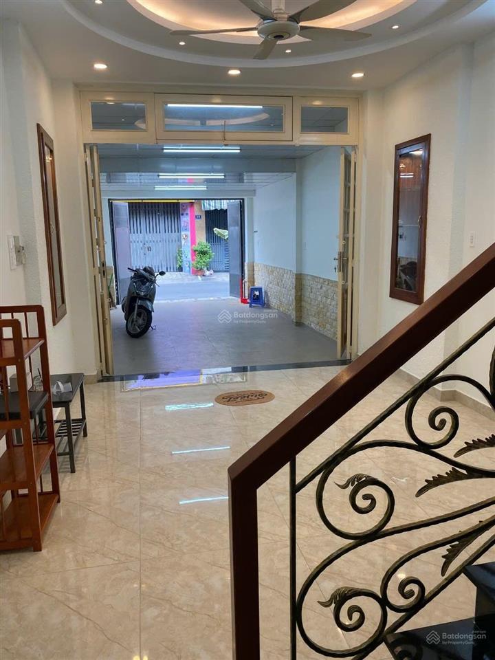 Mặt tiền thống nhất, p.10  4m x 18m, 3 tấm, đct 30 triệu/ tháng  giá 11.5 tỷ