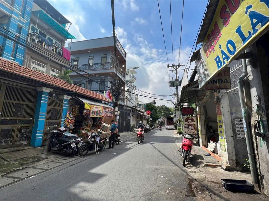Mặt tiền thống nhất, p.10  4m x 18m, 3 tấm, đct 30 triệu/ tháng  giá 11.5 tỷ