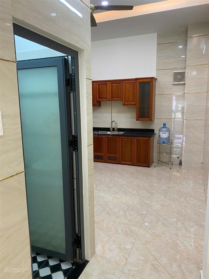 Mặt tiền thống nhất, p.10  4m x 18m, 3 tấm, đct 30 triệu/ tháng  giá 11.5 tỷ