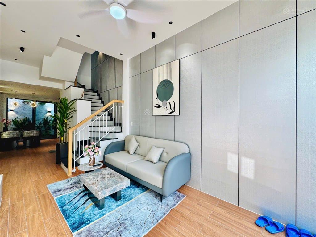 Chỉ 5.7 tỷ có ngay nhà mới 3 tầng cạnh emart 4pn full nội thất