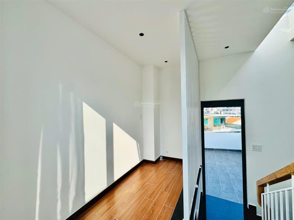 Chỉ 5.7 tỷ có ngay nhà mới 3 tầng cạnh emart 4pn full nội thất