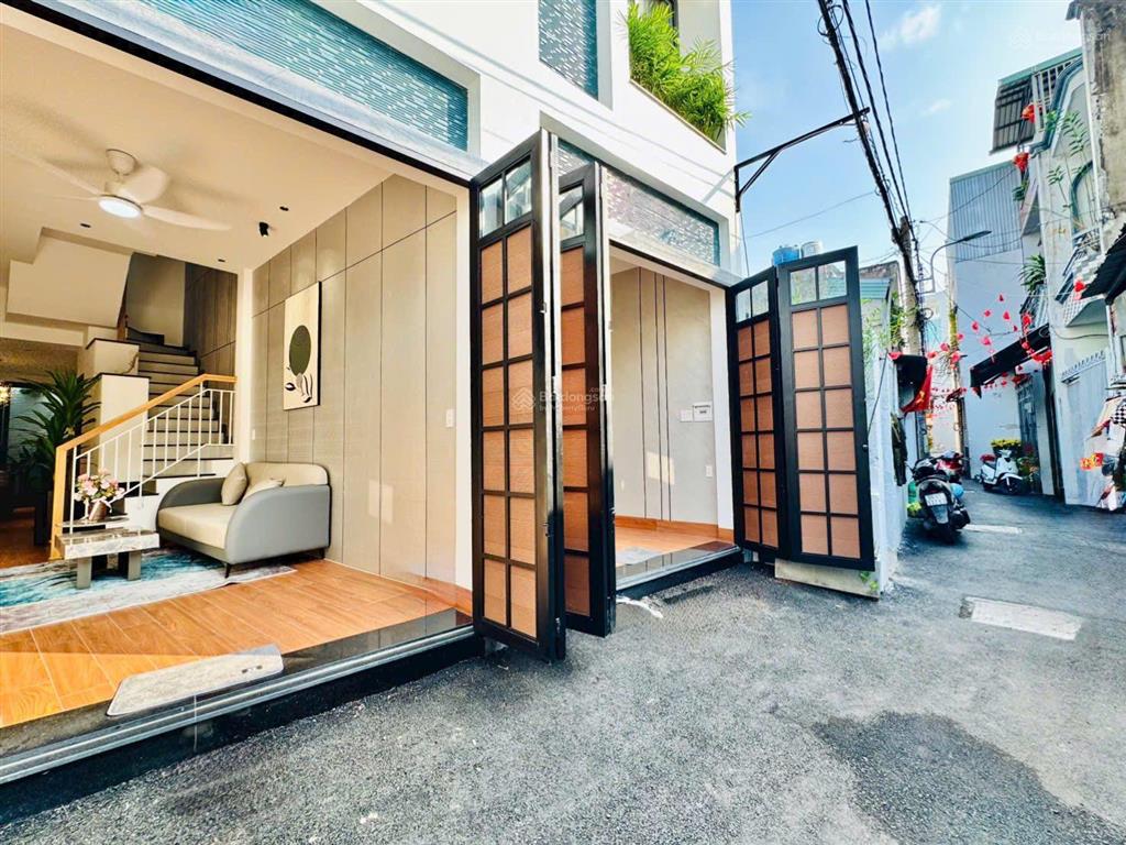 Chỉ 5.7 tỷ có ngay nhà mới 3 tầng cạnh emart 4pn full nội thất