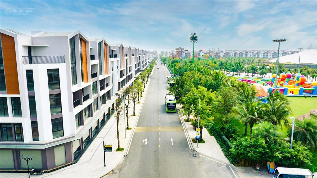 Cần bán gấp căn shophouse 2 mặt tiền, 100m, đối diện vịnh thiên đường
