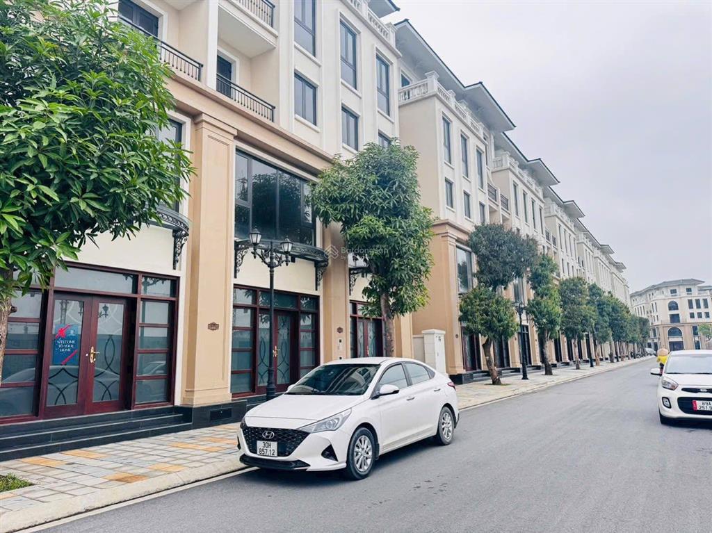 Bán liền kề 75m đông nam, nhà có sổ đỏ, gần chung cư