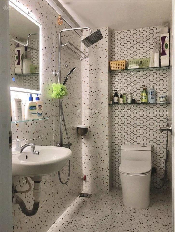 Phía sau chợ thiếc  nhà đẹp trần quý, p7, quận 11. giá 4tỷ980/63m2 (4,2x15m). hẻm nhựa 6m xe vi vu