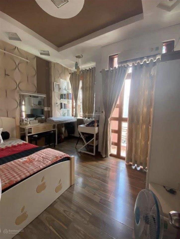 Phía sau chợ thiếc  nhà đẹp trần quý, p7, quận 11. giá 4tỷ980/63m2 (4,2x15m). hẻm nhựa 6m xe vi vu