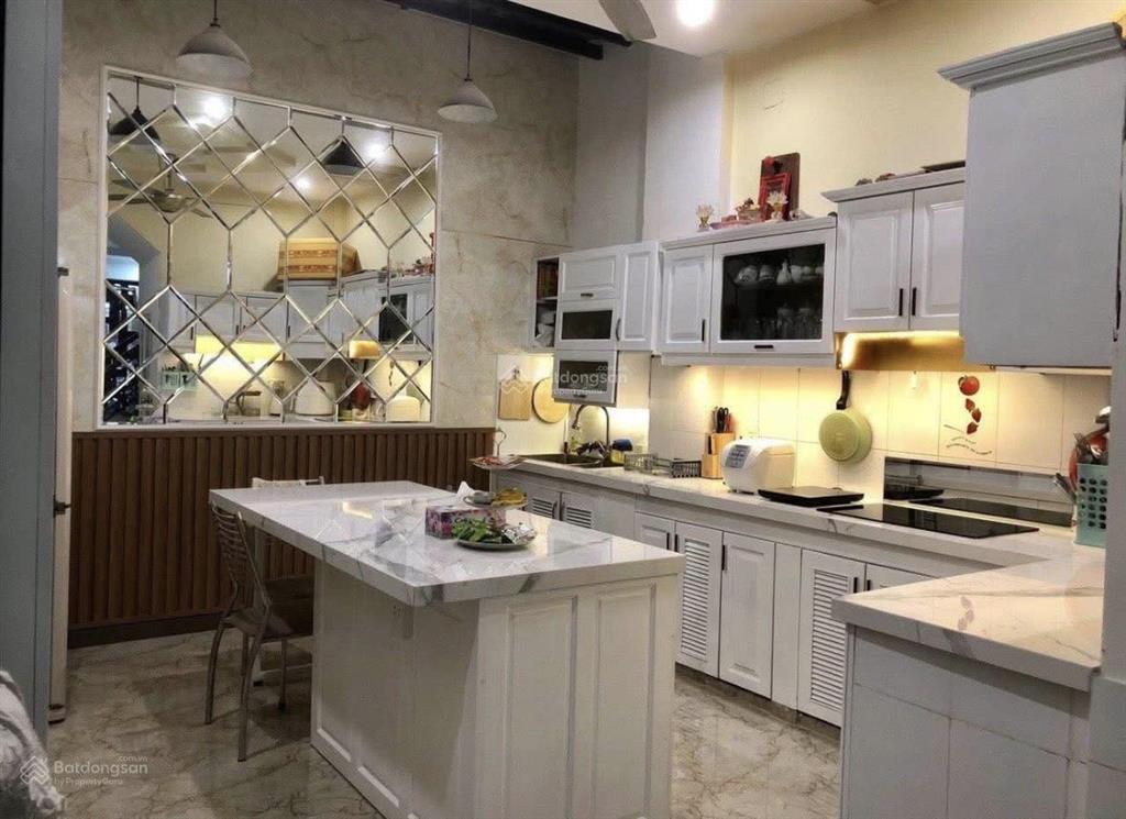 Phía sau chợ thiếc  nhà đẹp trần quý, p7, quận 11. giá 4tỷ980/63m2 (4,2x15m). hẻm nhựa 6m xe vi vu