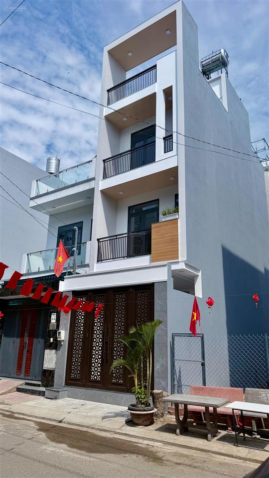 Chủ giảm giá 200tr, muốn bán nhanh căn nhà 1 trệt 2 lầu, trục đường chính, dtsd 160m2. giá 5.5 tỷ
