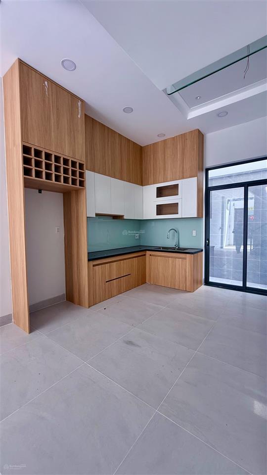 Chủ giảm giá 200tr, muốn bán nhanh căn nhà 1 trệt 2 lầu, trục đường chính, dtsd 160m2. giá 5.5 tỷ