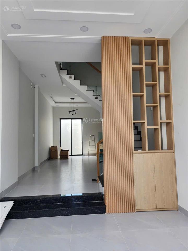 Bán nhà 1 trệt 2 lầu, sân thượng, xe hơi đậu trong nhà. sổ sẵn sang tên ngay