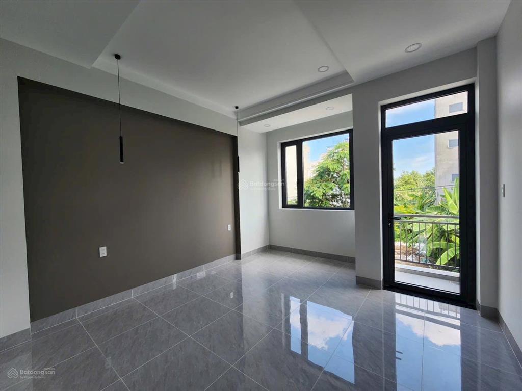 Bán nhà 1 trệt 2 lầu, sân thượng, xe hơi đậu trong nhà. sổ sẵn sang tên ngay