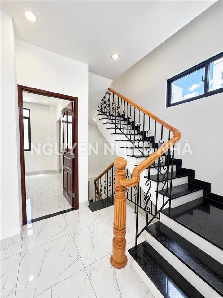 Bán nhà 4 tầng nhà bè giáp quận 7, ngang 4.7m nở hậu 5.7m, đường 6m xe hơi đậu cửa