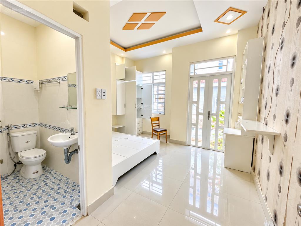 Bán nhà hẻm xe hơi 64m, 1 trệt 2 lầu, 4 phòng ngủ, giá hơn 5 tỷ