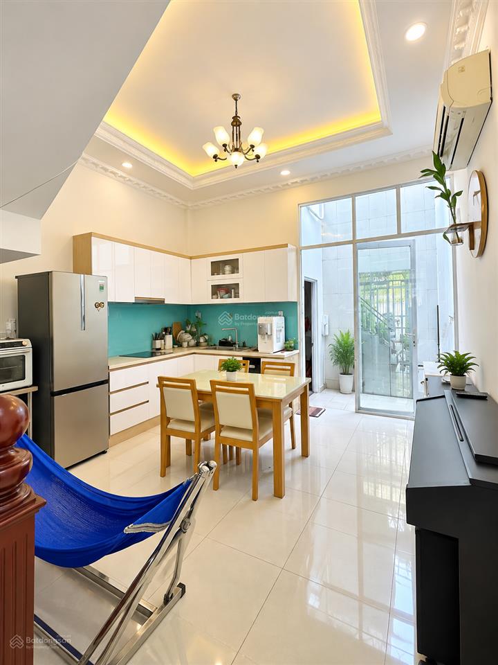 Bán nhà đẹp 4 tầng cạnh phú mỹ hưng, ngang hơn 4m nở hậu phong thuỷ, xe hơi đỗ cửa thông thoáng