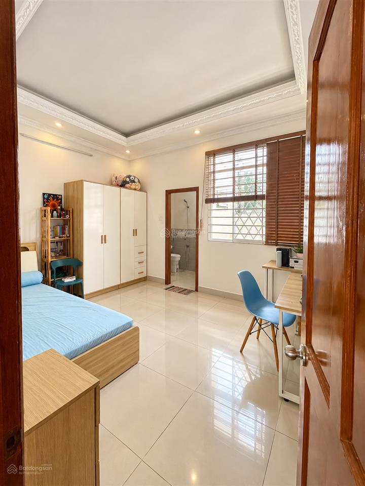 Bán nhà đẹp 4 tầng cạnh phú mỹ hưng, ngang hơn 4m nở hậu phong thuỷ, xe hơi đỗ cửa thông thoáng