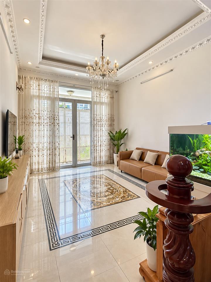 Bán nhà đẹp 4 tầng cạnh phú mỹ hưng, ngang hơn 4m nở hậu phong thuỷ, xe hơi đỗ cửa thông thoáng
