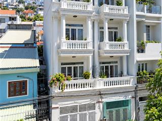 Bán nhà đẹp 4 tầng cạnh phú mỹ hưng, ngang hơn 4m nở hậu phong thuỷ, xe hơi đỗ cửa thông thoáng