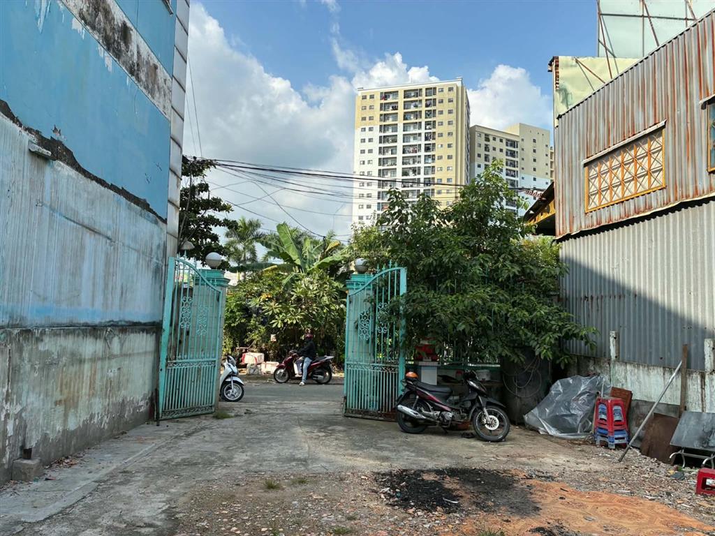 Bán đất mt xa lộ hà nội gần ngã tư bình thái  dt gần 160m2 đường trước đất 10m  hợp xây chdv