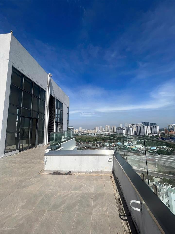 Penhouse có sân vườn riêng dt 210m2, sở hữu ngay chỉ với 17 tỷ,view 3 mặt tiền tại dlusso q2