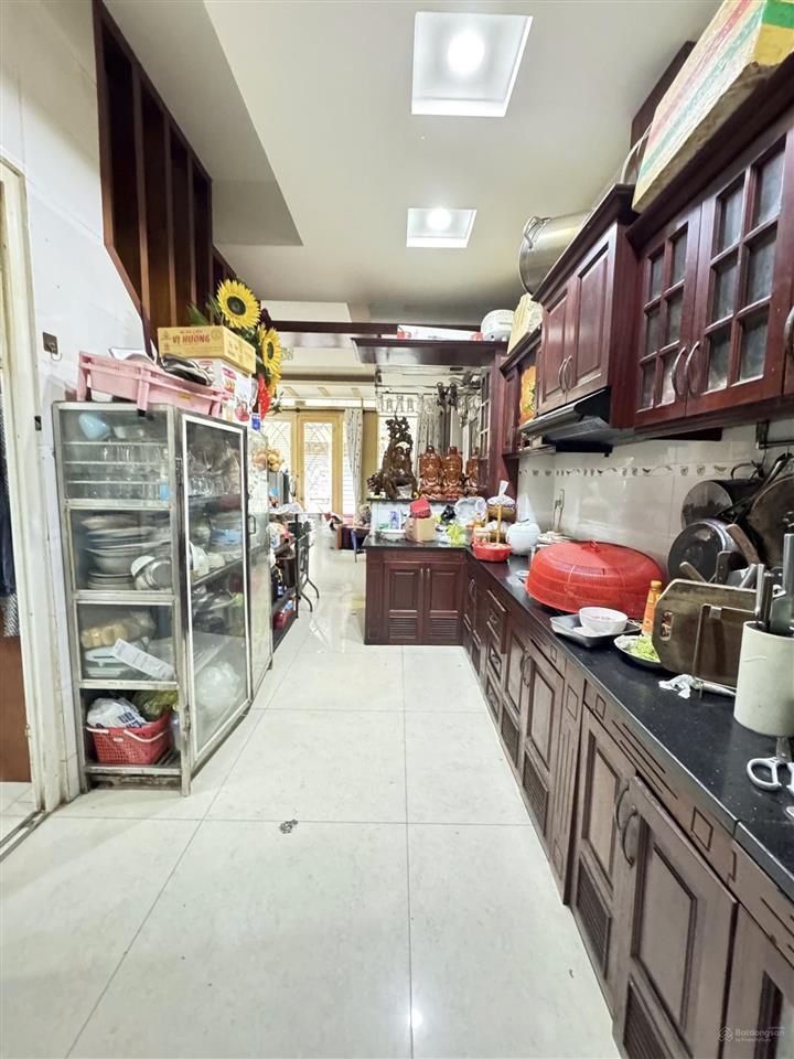 Chị loan, được con bảo lãnh đi định cư cần bán gấp.
quận 10  hẻm xe hơi thông  đường thành thái