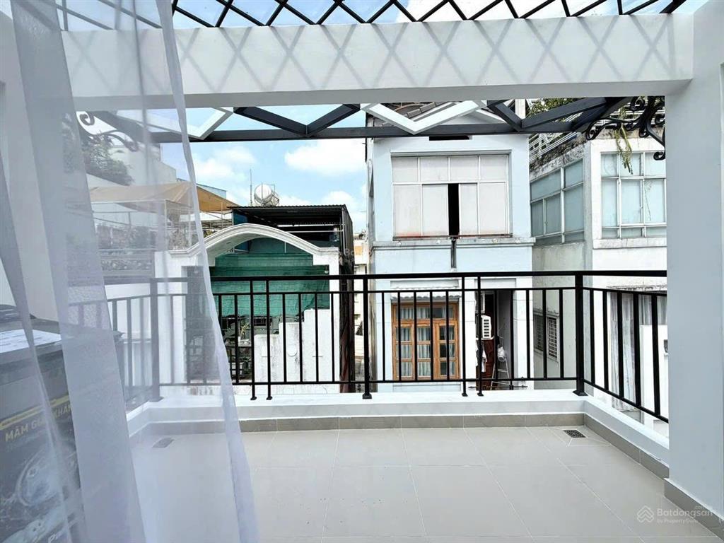 Nhà đẹp quận 3  hẻm xe hơi  full nội thất cao cấp  chỉ việc vào ở  không lộ giới  giảm còn 9ty