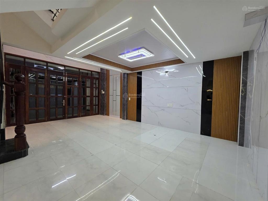 Quận 11 nhà 5 tầng  hxh đường lạc long quân  4pn  4wc  kết cấu 1 trệt, 1 lửng, 3 lầu, 4pn