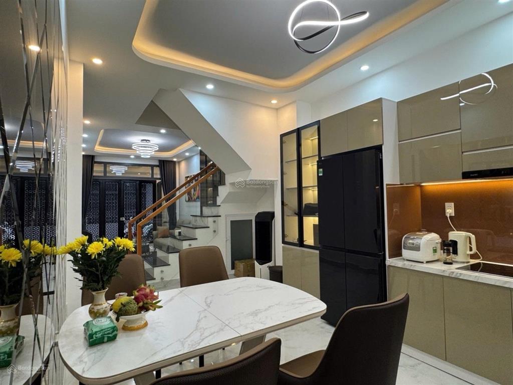 Nhà đẹp  hẻm xe hơi đường lê hồng phong  quận 10  vào ở ngay