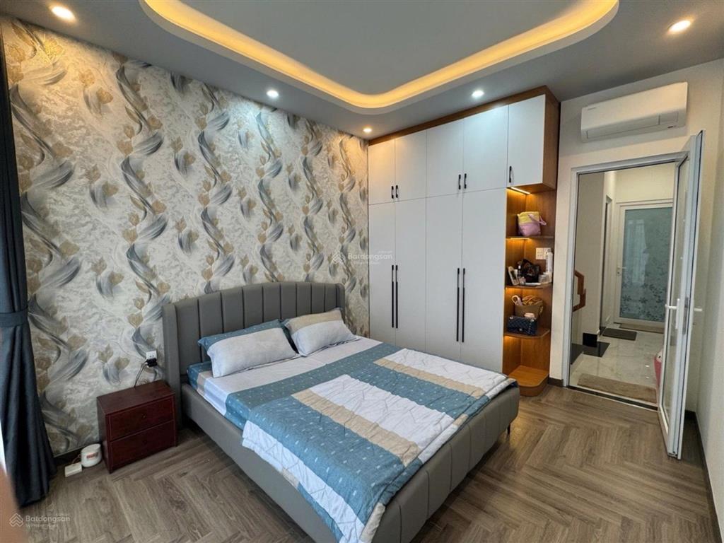 Nhà đẹp  hẻm xe hơi đường lê hồng phong  quận 10  vào ở ngay