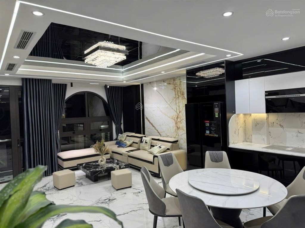 Siêu phẩm! phân lô hoàng cầu, ngõ thông rộng 6m, vỉa hè 2m5, kd cực đỉnh, thang máy. 65m2.7tầng