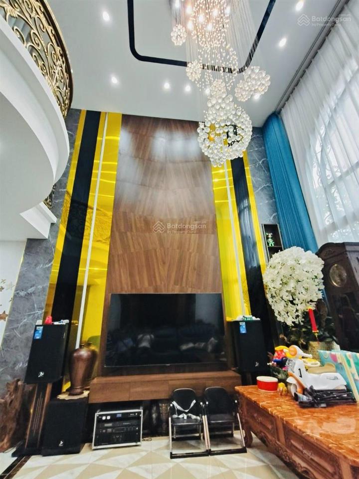 Phân lô hoàng cầu. ngõ thông, 2 ô tô tránh, vỉa hè kd. 50m ra mặt phố. nhà mới, thoáng, gara, 70m2