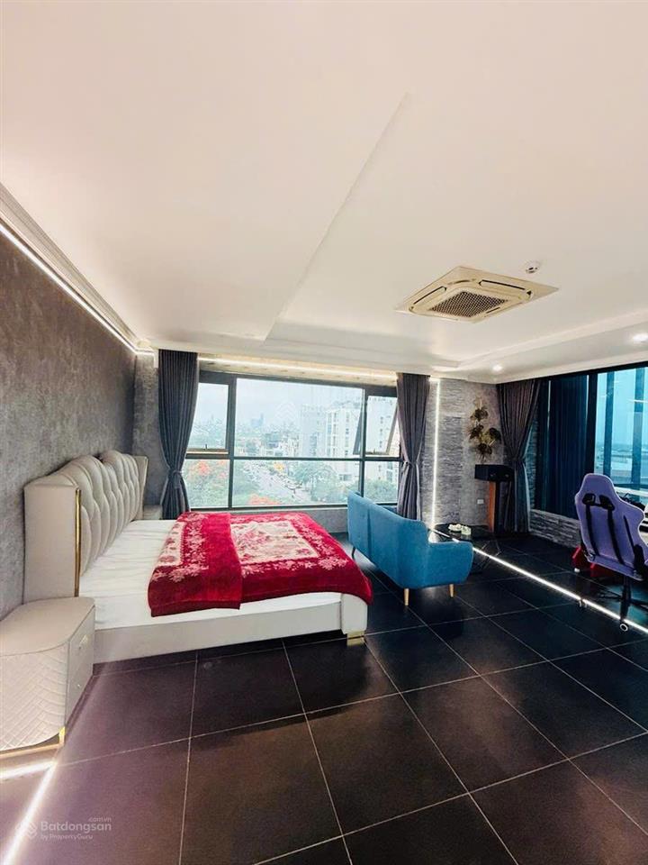 Plô hoàng cầu. ngõ thông, 3 ô tô tránh, vỉa hè 3m, dừng đỗ, mặt tiền 5m, nhà đẹp, thang máy, 67.5m2