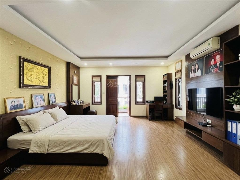 Bán nhà hoàng cầu. ngõ phân lô ô tô tránh, 20m ra phố, nhà dân xây, kcbt, gara 7 chỗ, full nt, 66m2