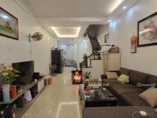 Cô chú về hưu ở cùng con bán nhà lạc long quân 62m2 ngang 4m. giá 8.2 tỷ, gần đầm sen
